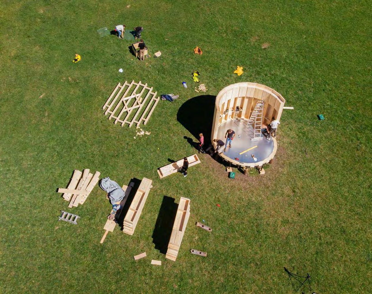 Rundbau und Bauteile von oben auf der Wiese