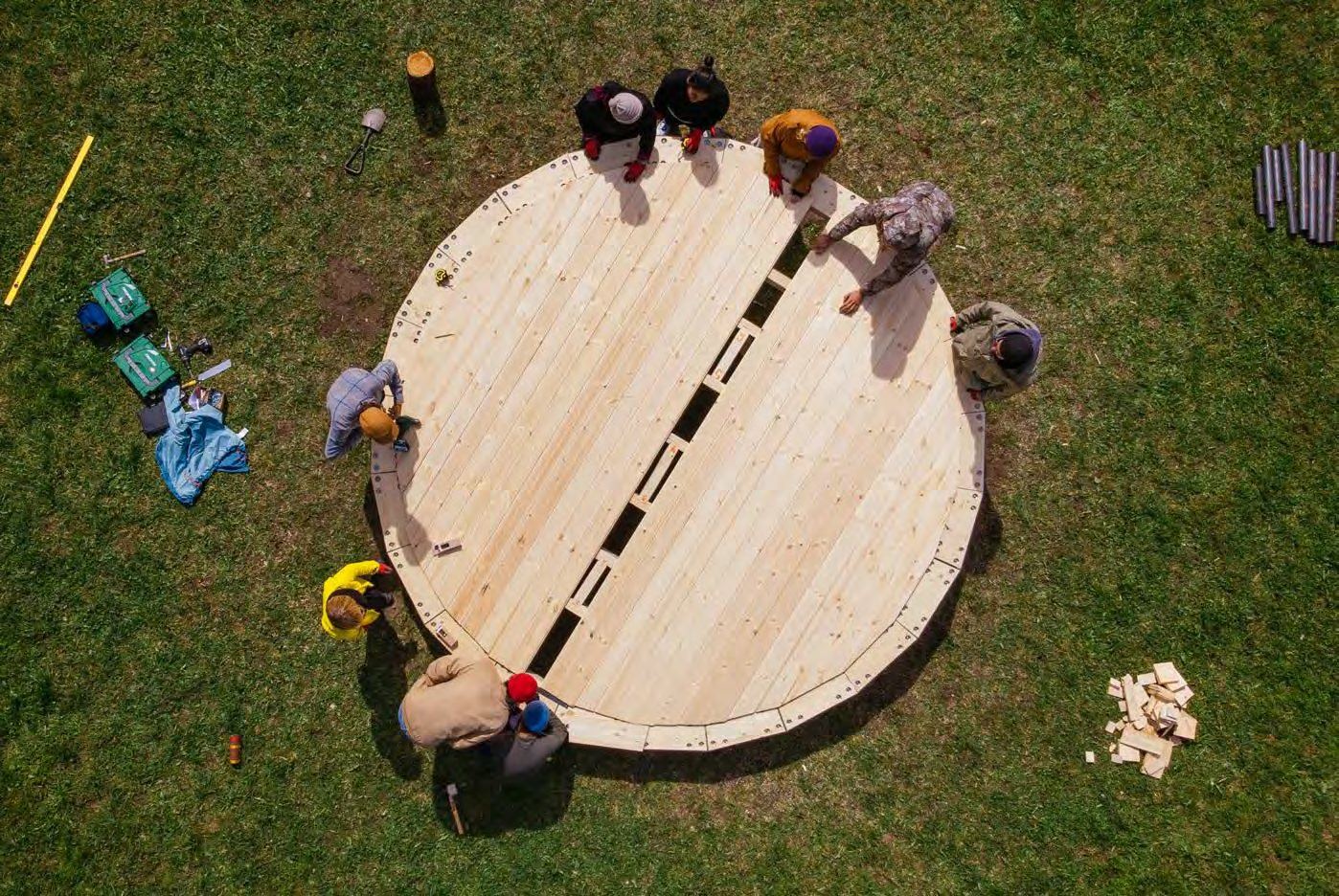 Runde Holzfläche von oben mit Menschen