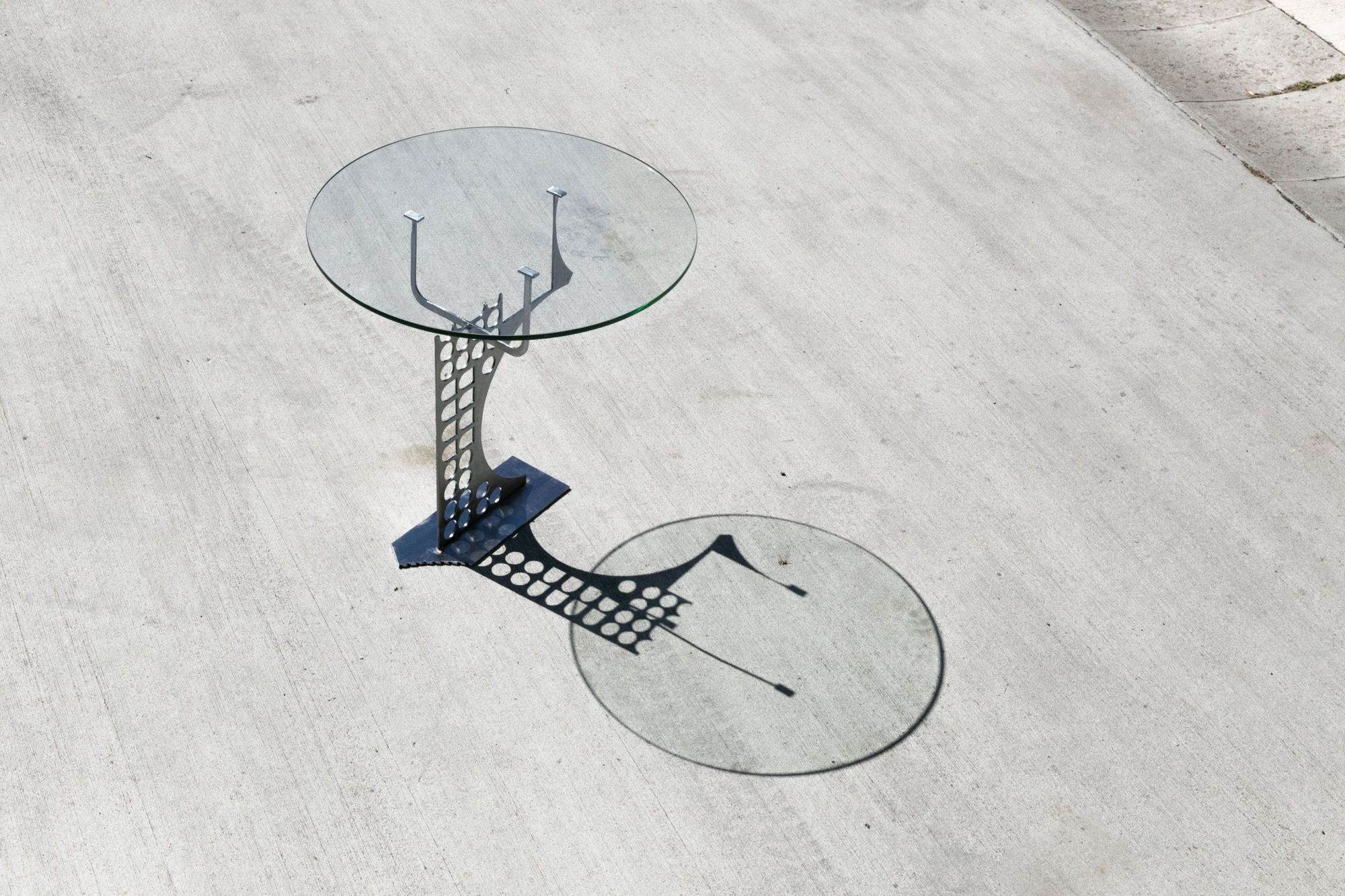 Beistelltisch mit gelochtem Fuß von oben