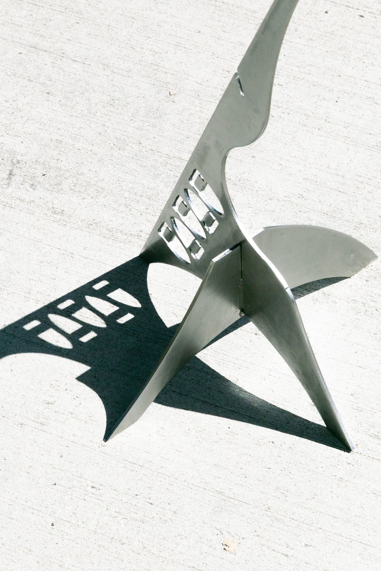 Detail des Tischfußes aus Metallresten