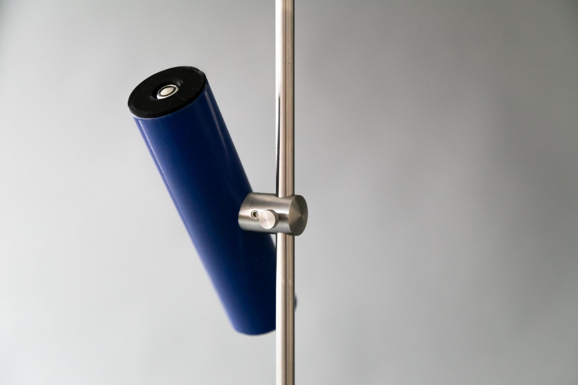 Detail der blauen Leuchte an der Metallstange